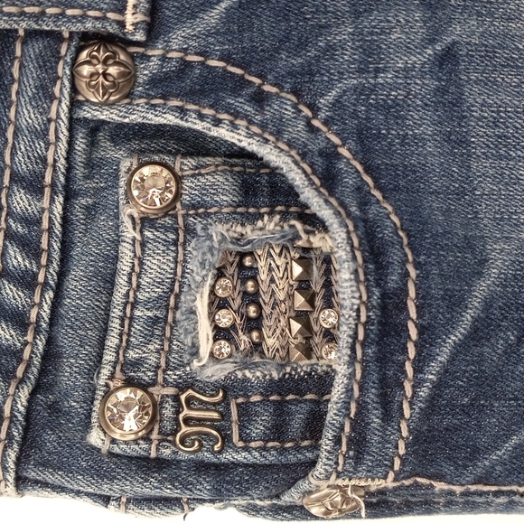 Miss Me Capri Jeans Back Flap Pockets Low Rise Embellished Medium Wash Size 26 - Picture 5 of 12